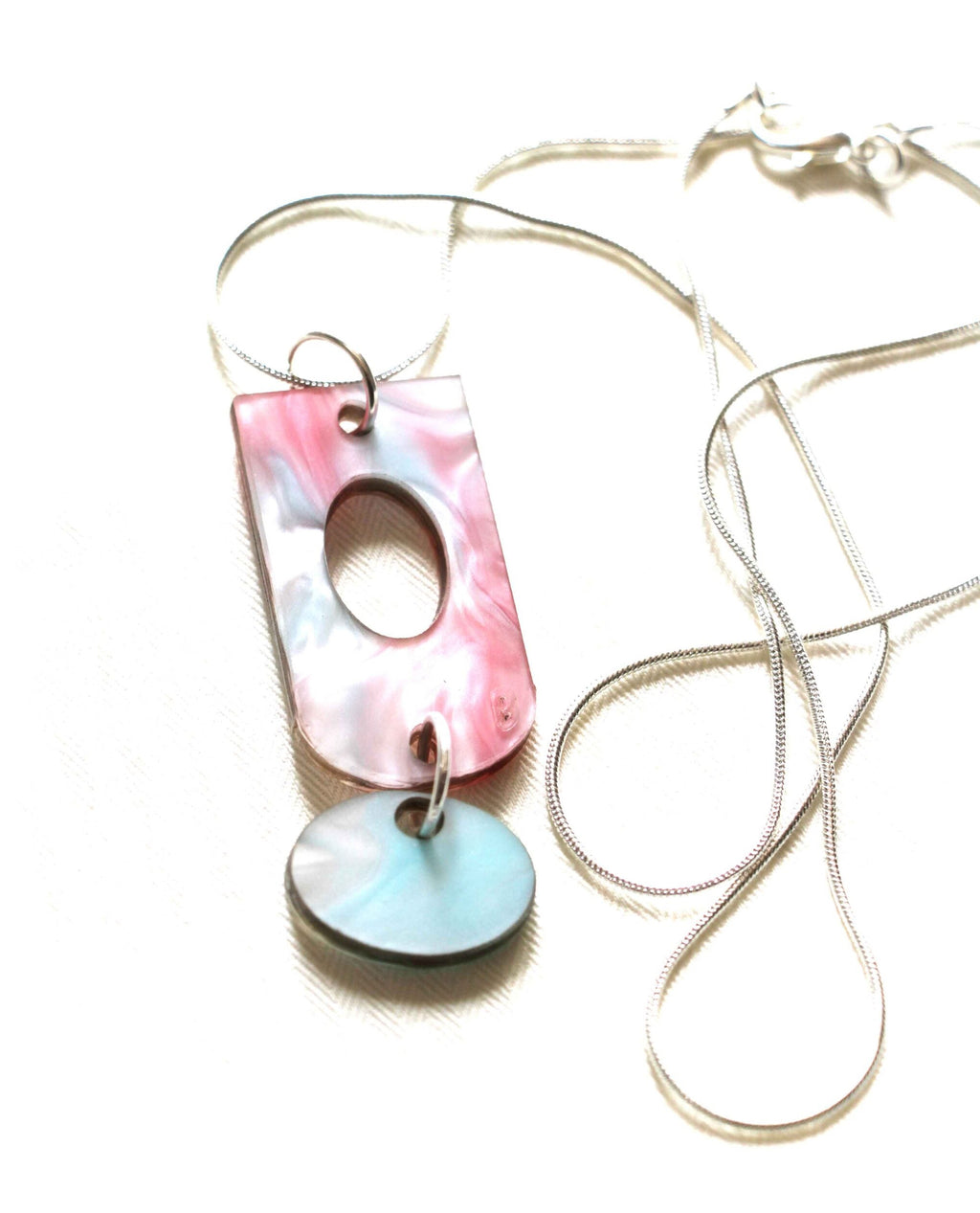 Collar de resina marmolada rosa y turquesa con colgante doble