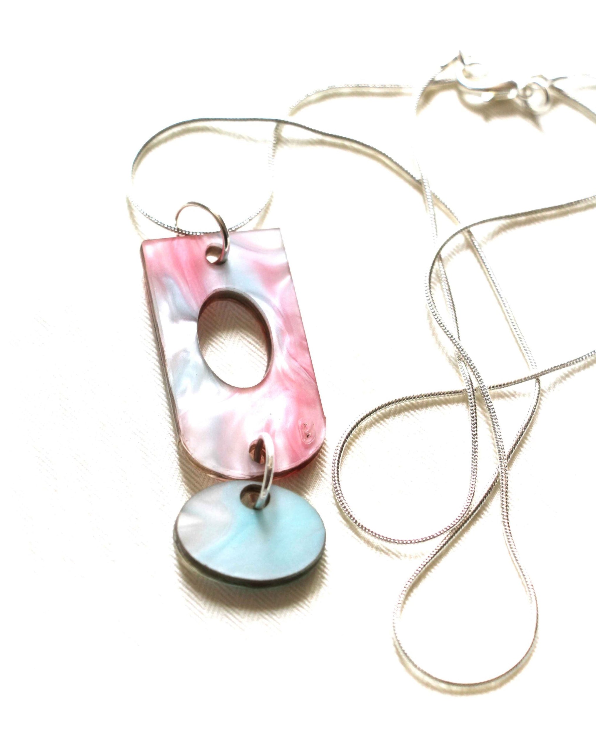 Collar de resina marmolada rosa y turquesa con colgante doble